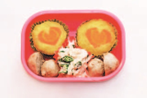 小時候的可藍很瘦小，家人擔心她長不大，總是不斷餵食