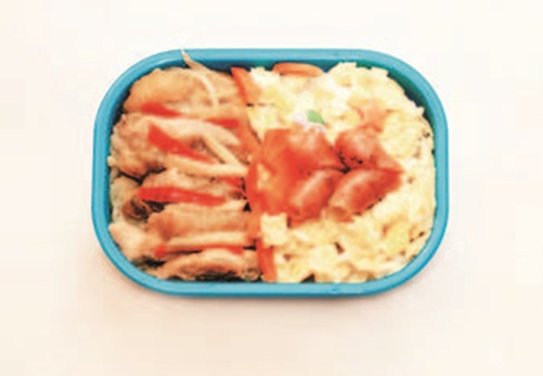 小時候的可藍很瘦小，家人擔心她長不大，總是不斷餵食