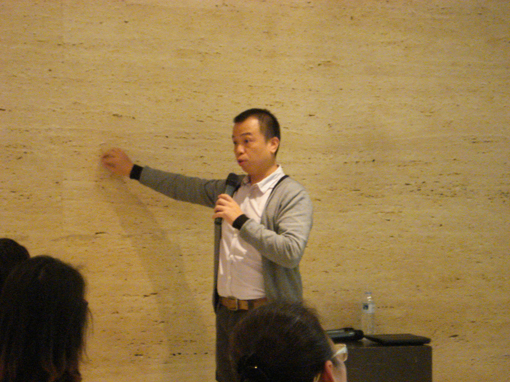 我家剛做好的木作天花板，結果遇到漏水馬上就報廢了，