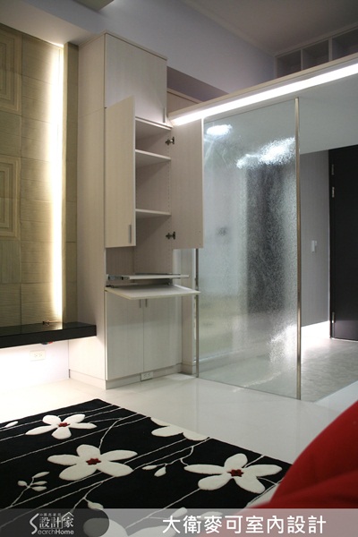 最具對比色系情的白色時尚宅，綴以極具藝術性格的對比