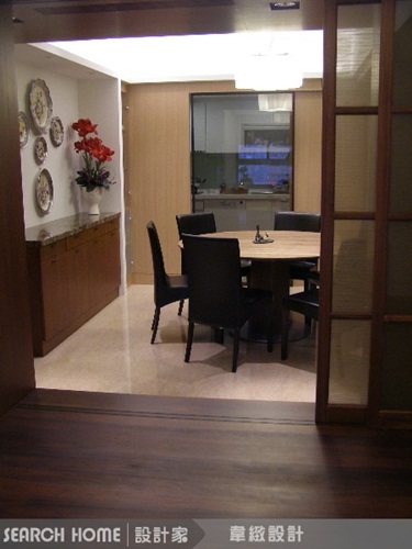 這個案室內格局方正，45坪的空間裡，因為佔了兩個大陽