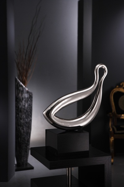 近年來在歐洲家居被廣泛運用的不鏽鋼材質，進一步運用