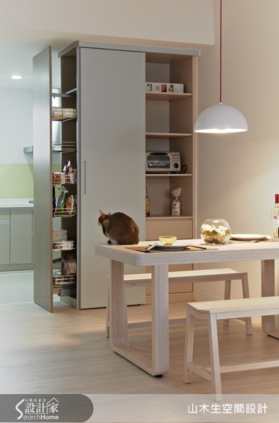 廚房與餐廳之間,將做到天花板高度的收納櫃體,規劃成