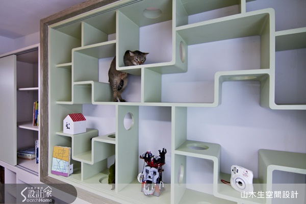 廚房與餐廳之間,將做到天花板高度的收納櫃體,規劃成