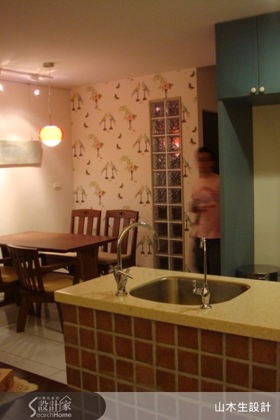廚房與餐廳之間,將做到天花板高度的收納櫃體,規劃成