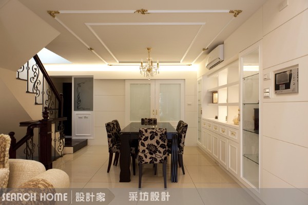 白色古典的餐廳裡,為求整體性及風格一致性,挑選及訂