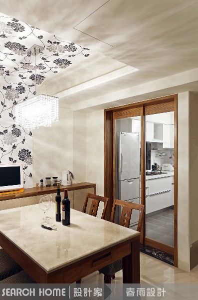 平常總是白色單調的天花板,穿上花朵與藤蔓圖案的壁紙