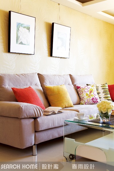 平常總是白色單調的天花板,穿上花朵與藤蔓圖案的壁紙