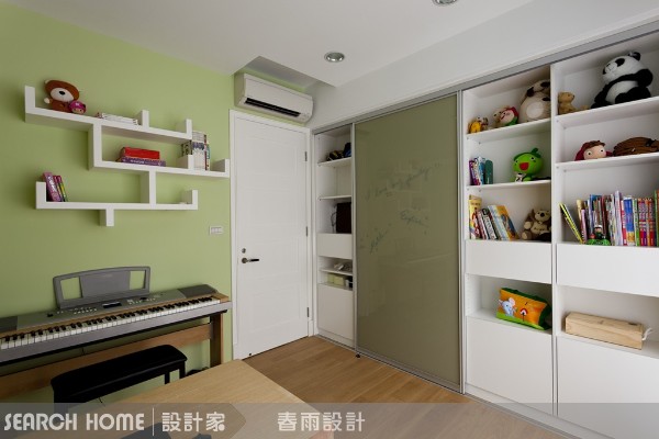 平常總是白色單調的天花板,穿上花朵與藤蔓圖案的壁紙