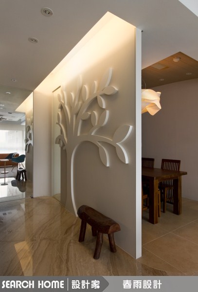 平常總是白色單調的天花板,穿上花朵與藤蔓圖案的壁紙