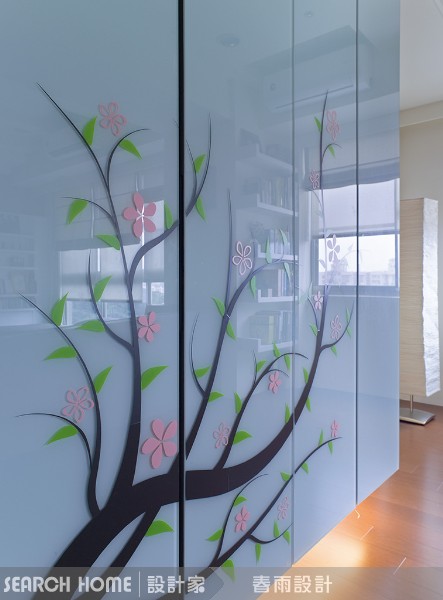 平常總是白色單調的天花板,穿上花朵與藤蔓圖案的壁紙