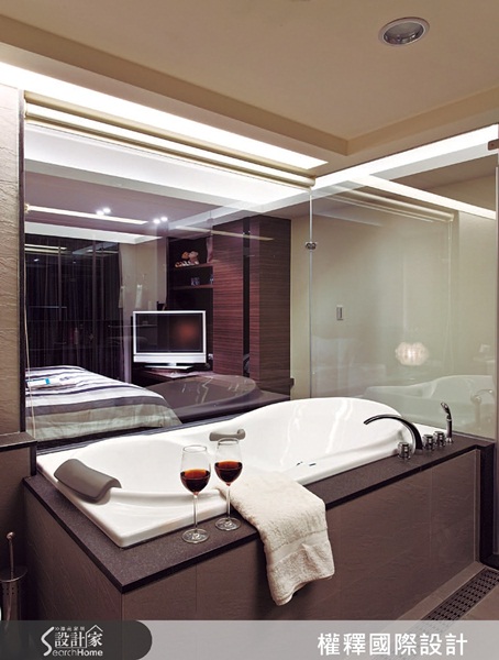 主臥與衛浴為連成一氣，設計師以玻璃加以區隔，不但製
