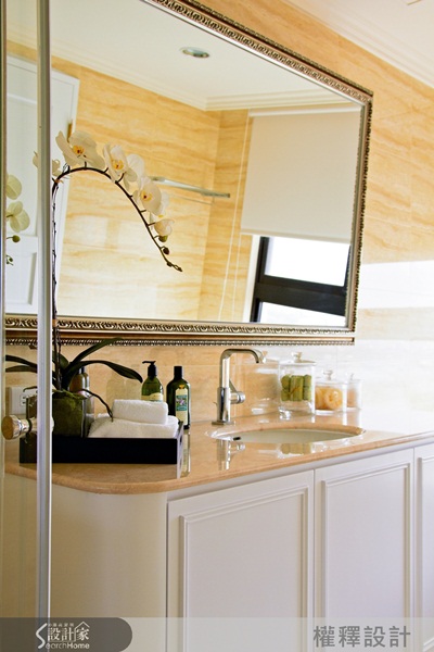 主臥與衛浴為連成一氣，設計師以玻璃加以區隔，不但製