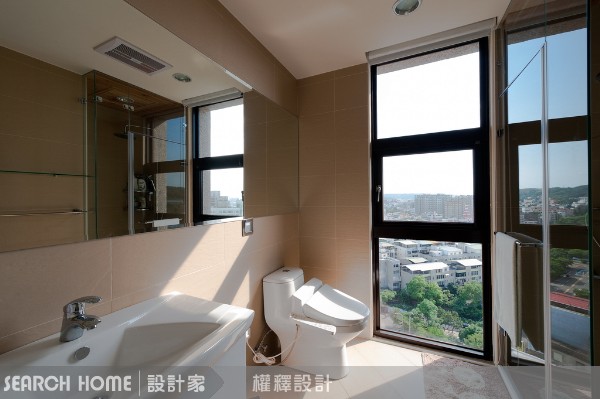 主臥與衛浴為連成一氣，設計師以玻璃加以區隔，不但製