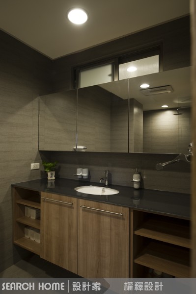 主臥與衛浴為連成一氣，設計師以玻璃加以區隔，不但製