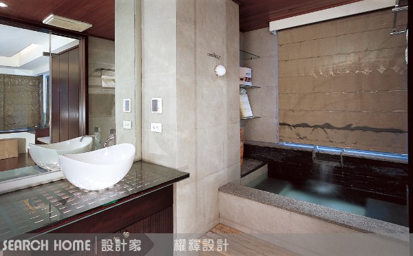 主臥與衛浴為連成一氣，設計師以玻璃加以區隔，不但製