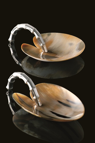 將珍貴牛角結合優質木材或金屬等異材質,巧妙創造極具