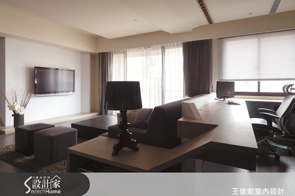 書房與客廳之間是開放式的空間關係，設計師將書房地板