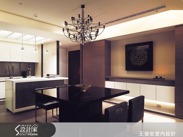 書房與客廳之間是開放式的空間關係，設計師將書房地板