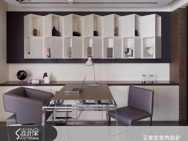 書房與客廳之間是開放式的空間關係，設計師將書房地板