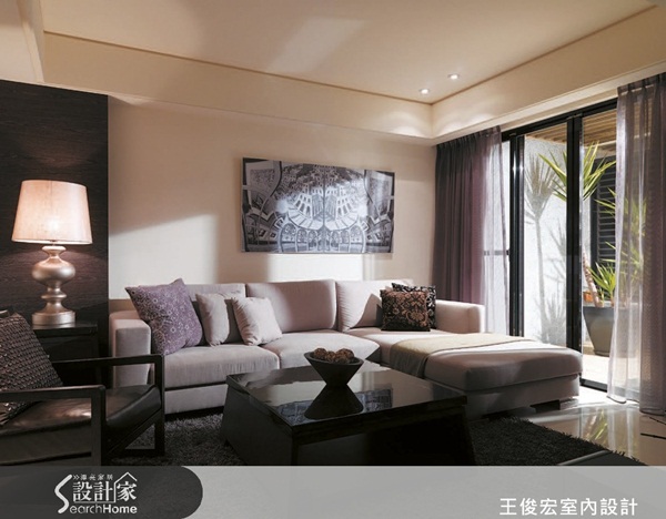 書房與客廳之間是開放式的空間關係，設計師將書房地板