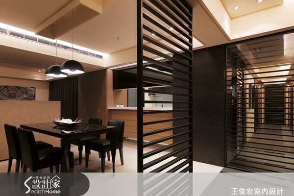 書房與客廳之間是開放式的空間關係，設計師將書房地板