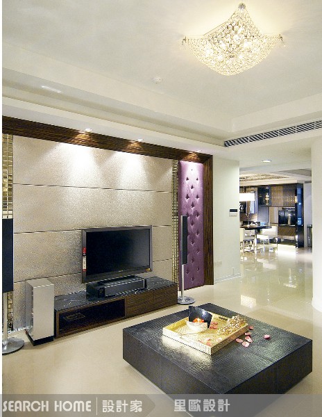 女主人喜愛時尚，也因此偏好低調奢華風的居家風格。設