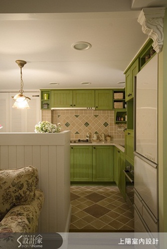 壁面利用各式壁磚穿插其中,豐富色彩變化,同時還能增