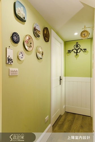 壁面利用各式壁磚穿插其中，豐富色彩變化，同時還能增