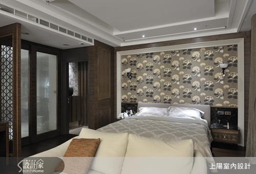 壁面利用各式壁磚穿插其中，豐富色彩變化，同時還能增