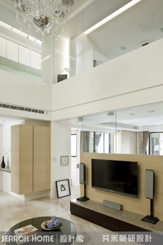 客廳與餐廳之間，藉由不同材質的地坪做為區隔手法，既