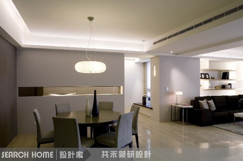 客廳與餐廳之間，藉由不同材質的地坪做為區隔手法，既