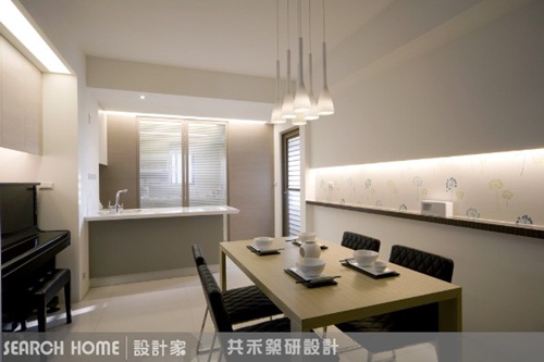 客廳與餐廳之間，藉由不同材質的地坪做為區隔手法，既