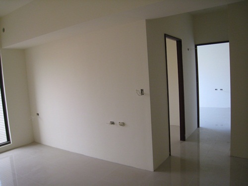 :藝術品、燈、線板、天花板、客廳設計