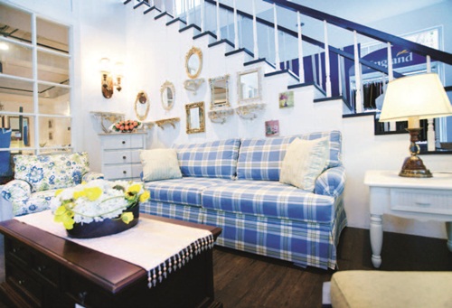 鄉村風的特色不外乎木頭材質的裝潢，或是木質家具，但