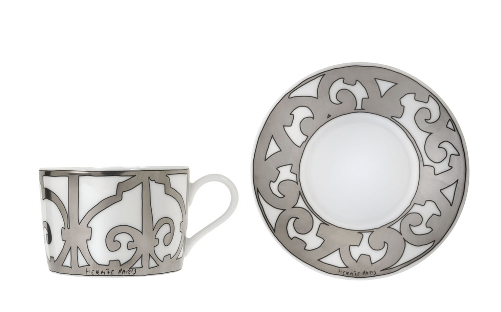 黑色與銀色餐瓷以簡約線條的幾何圖案搭配大膽自信的濃