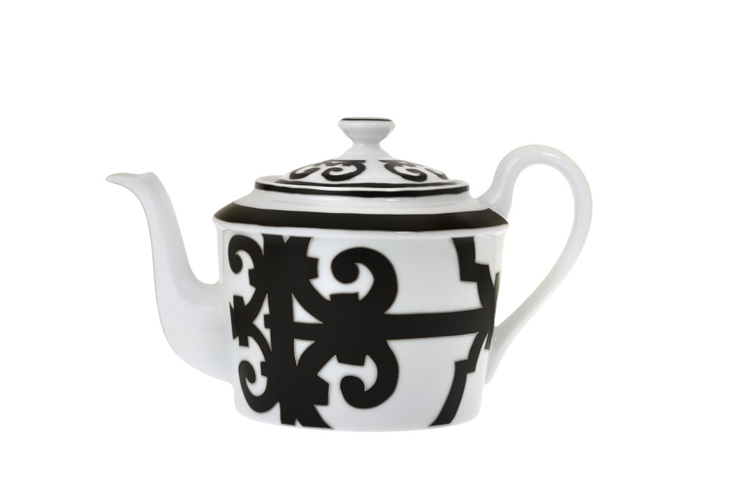 黑色與銀色餐瓷以簡約線條的幾何圖案搭配大膽自信的濃