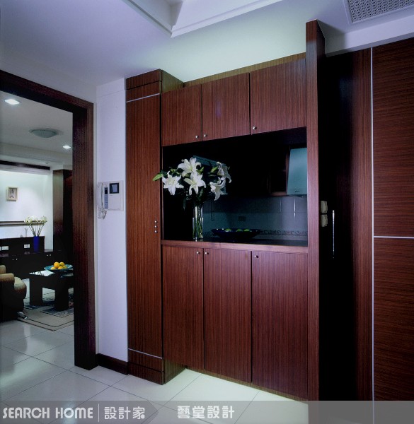 在樓梯間與客廳之間的空間，藉由一道結合有著圓形雕花