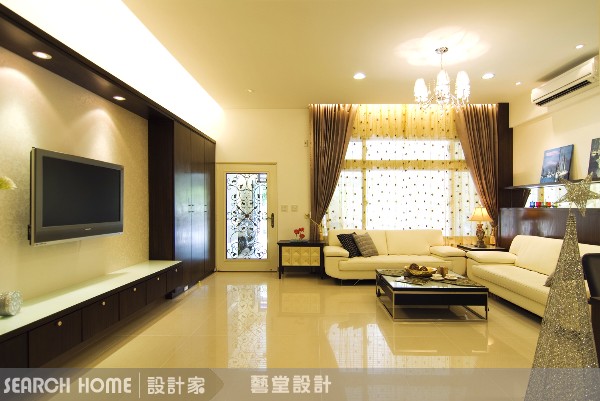 在樓梯間與客廳之間的空間，藉由一道結合有著圓形雕花