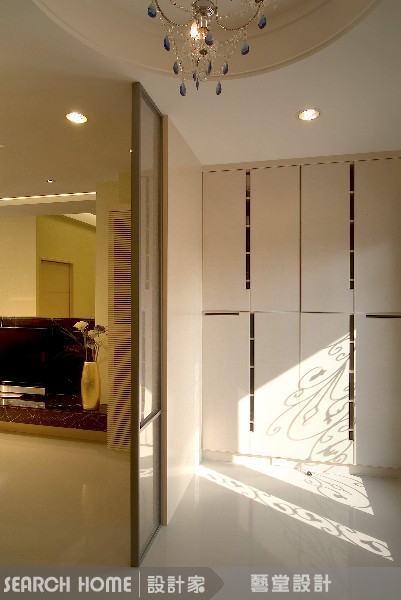 在樓梯間與客廳之間的空間，藉由一道結合有著圓形雕花