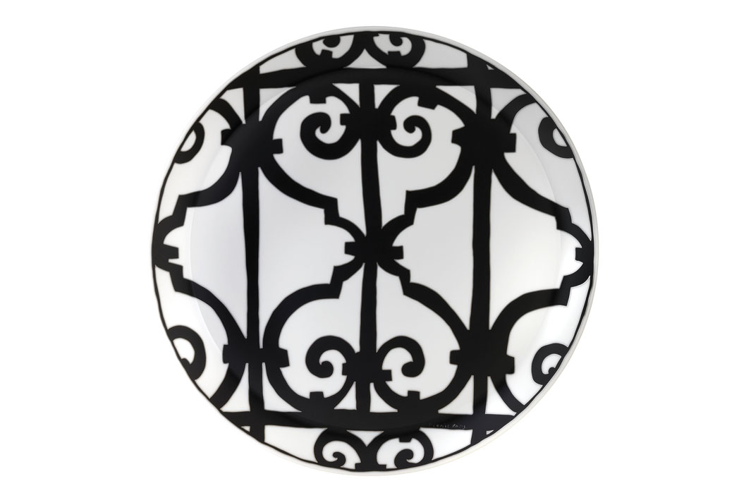 黑色與銀色餐瓷以簡約線條的幾何圖案搭配大膽自信的濃