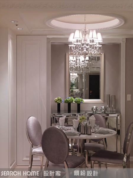 與公共空間相鄰的開放式餐廚區,餐桌的顏色盡量與主色