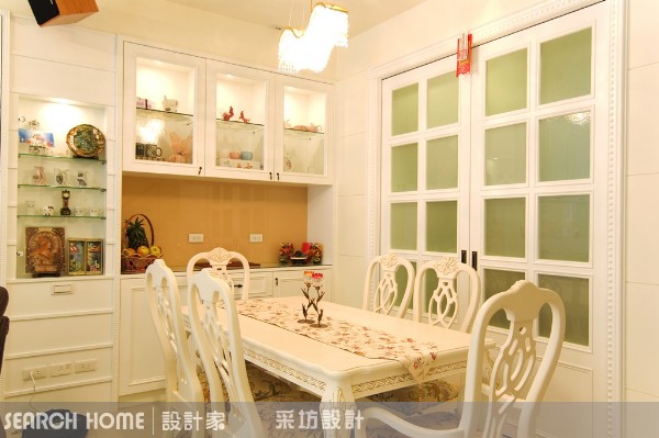 白色古典的餐廳裡,為求整體性及風格一致性,挑選及訂