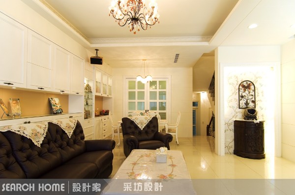 白色古典的餐廳裡,為求整體性及風格一致性,挑選及訂