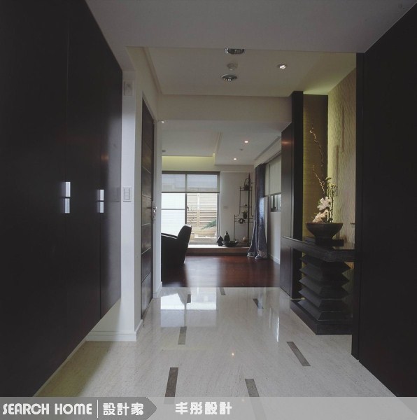 擔心玄關空間不足無法做規劃嗎?建議可利用牆面製造端