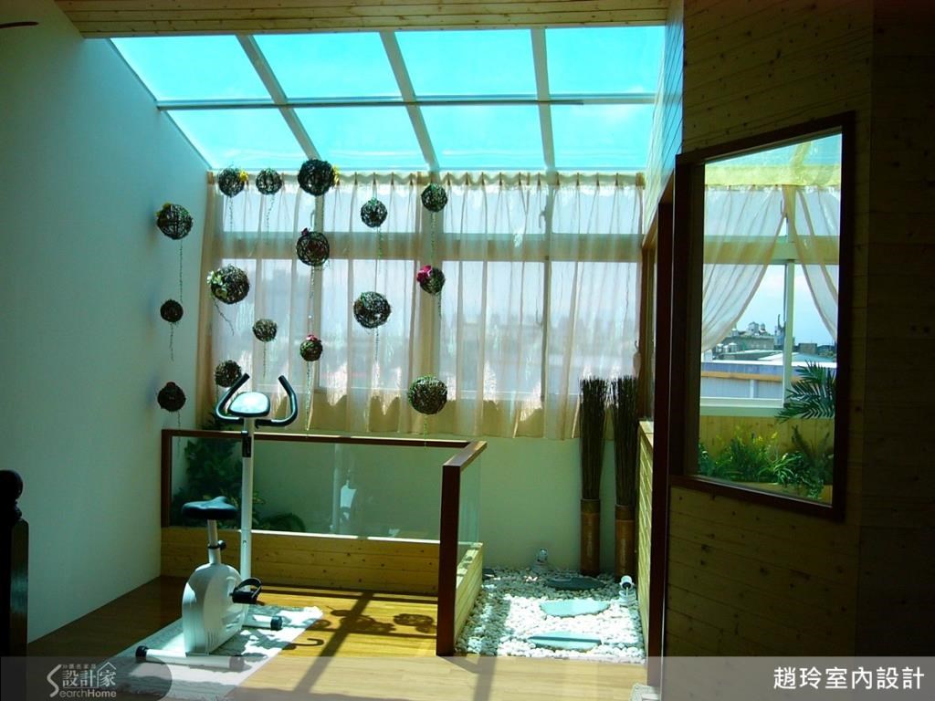 屋主喜歡運動和泡湯，趙玲把一般被人忽略的頂樓空間打造成多功能的休憩空間