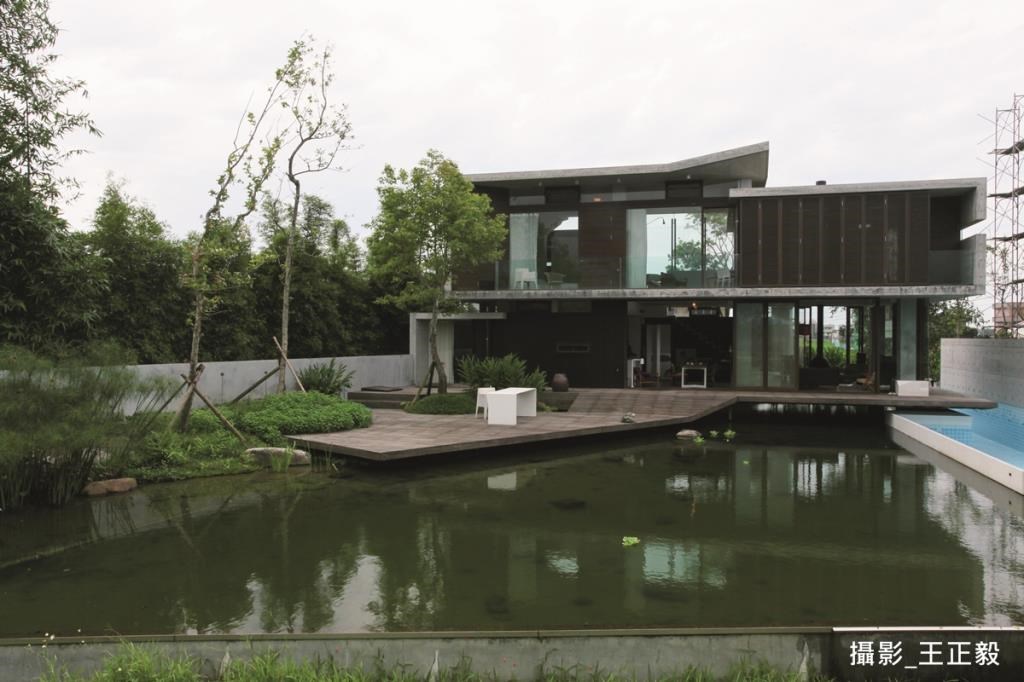 雖然自家地界其實只到水池邊，但不刻意築圍牆，讓視野得以開放延伸。