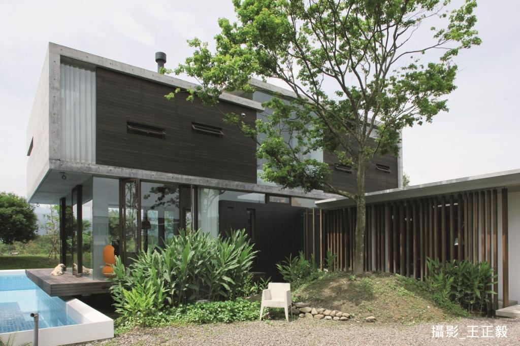 清水模搭配玻璃、木頭和局部磁磚，構成建築簡潔樣貌。