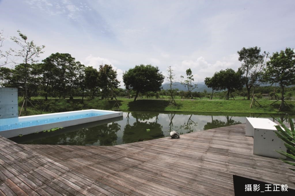 宜蘭潮濕多雨易淹水，架高 1 樓樓板，與道路形成一小段斜坡，可讓視線看得更遠，房屋下方部分規劃成地下室，預防反潮情形。