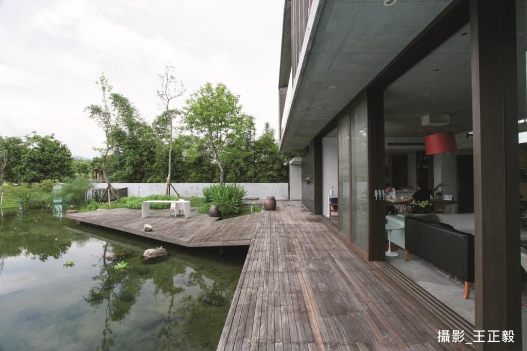 在面南方向採四大面落地窗做開放設計，引景入室。